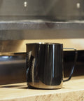 Pichet en stainless noir pour mousse de lait