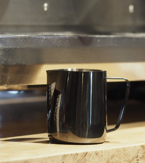 Pichet en stainless noir pour mousse de lait