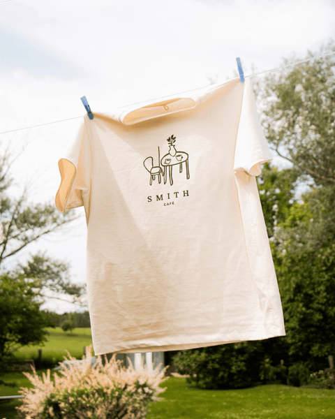 T-shirt beige table dos Smith Café x créature